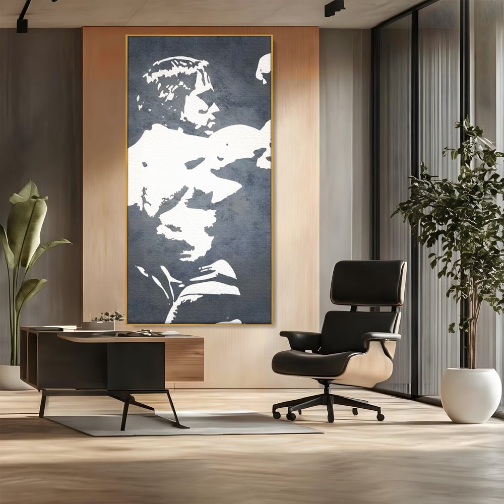 Tablou canvas cu tablou canvas cu portret stilizat, in rama de aluminiu auriu, pe perete intr-un birou